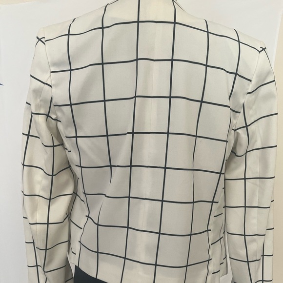 Women’s white and‎ black, collarless, notched lapels, blazer - Picture 3 of 6